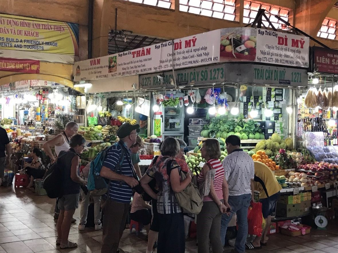 Picture of people at the Ben Thanh market in Vietnam